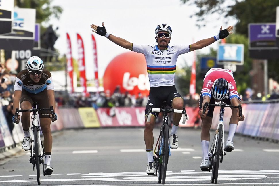 Alaphilippe já vence de arco-íris!