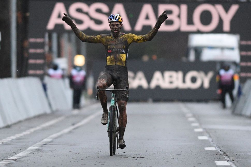 CX: Show de Wout van Aert em Dendermonde, e uma acidentada corrida feminina!