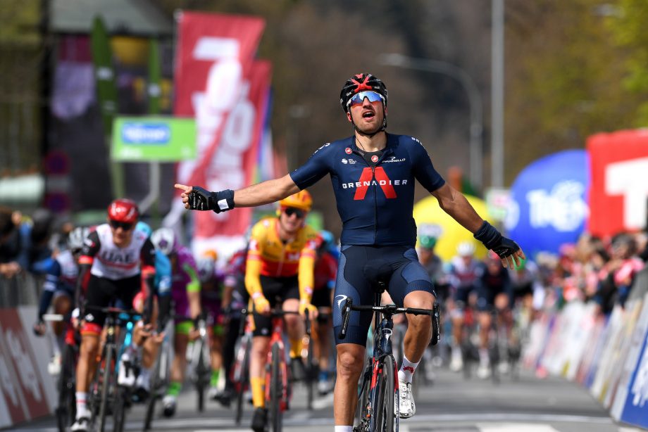 Moscon vence 1ª dos Alpes graças a uma benesse norueguesa!