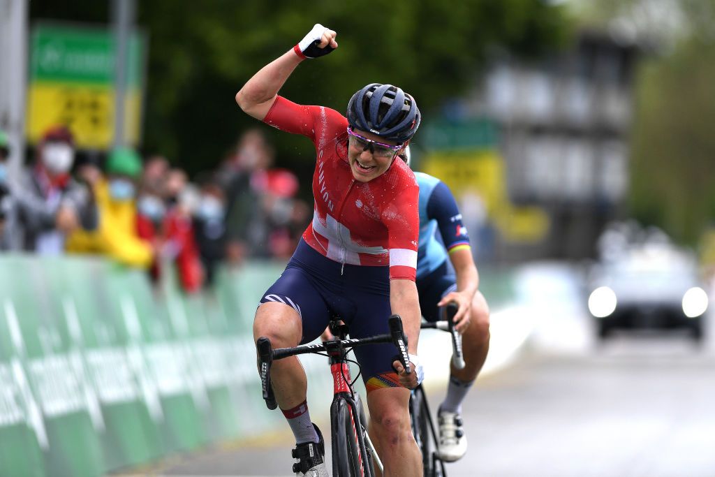 Campeã da casa faz a gracinha na 1ª etapa da Volta à Suíça!