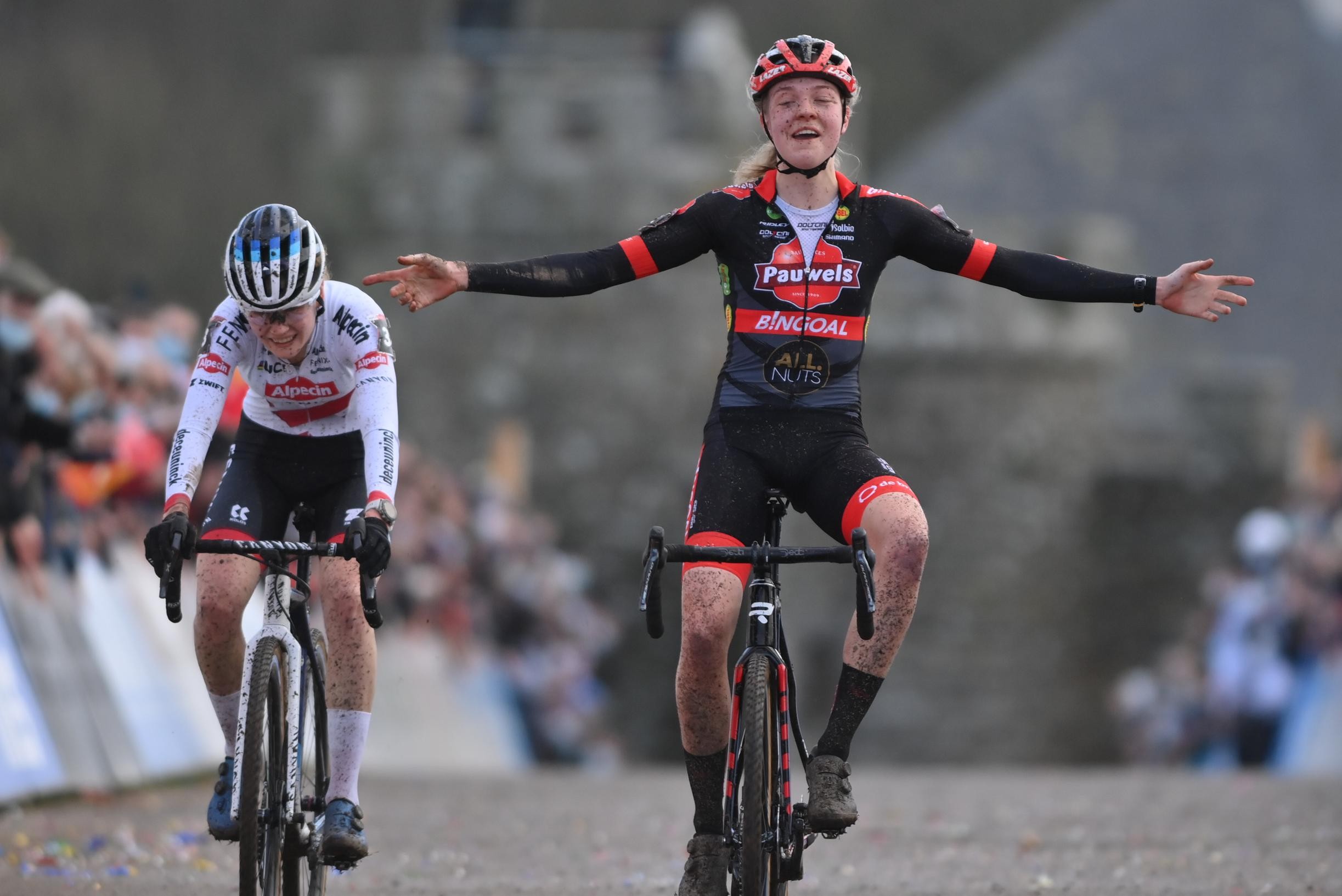 CX: Eli Iserbyt e Fem Van Empel vencem na Taça do Mundo em Flamanville!