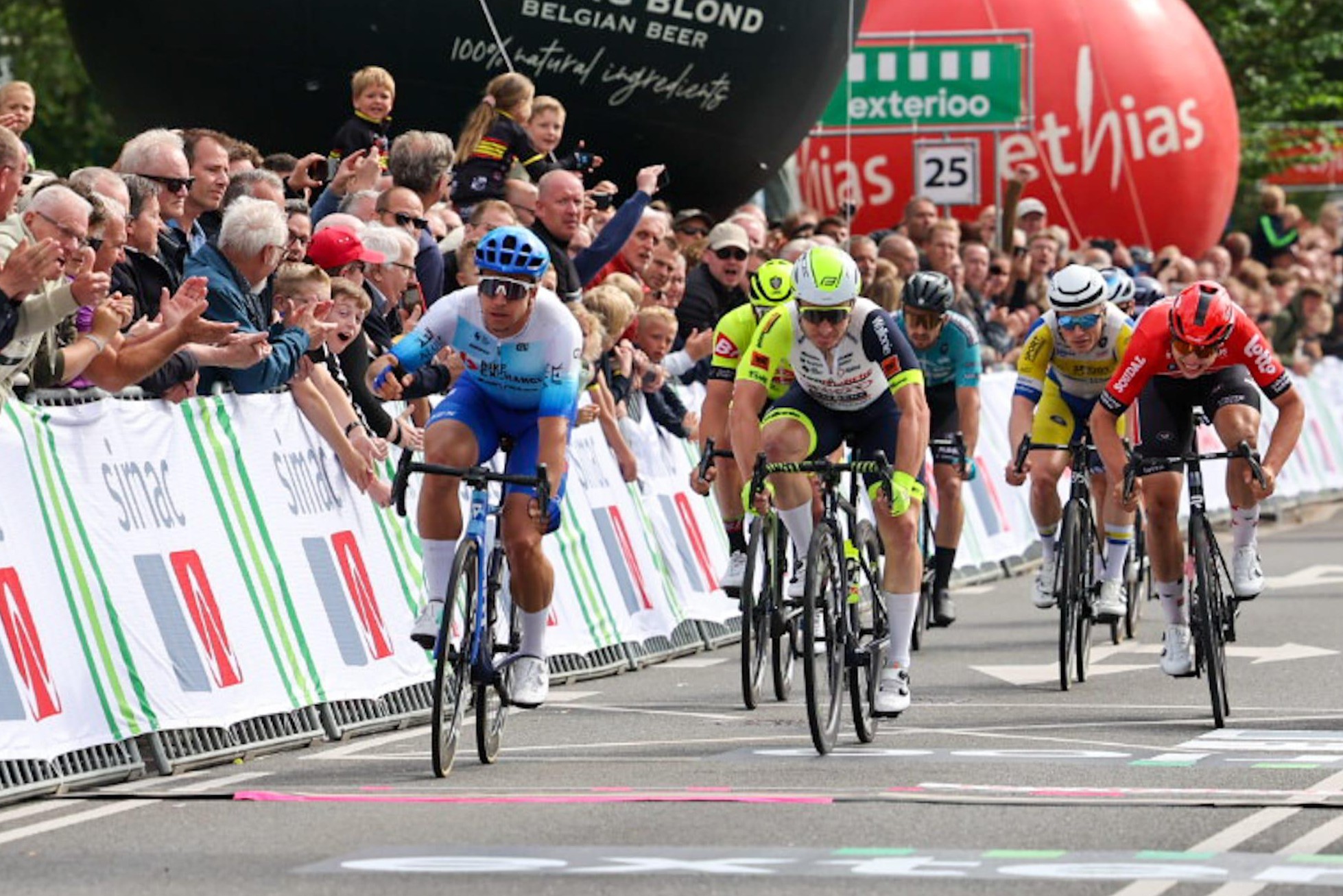 Groenewegen soma mais uma rumo ao Tour, num grande dia da BikeExchange!