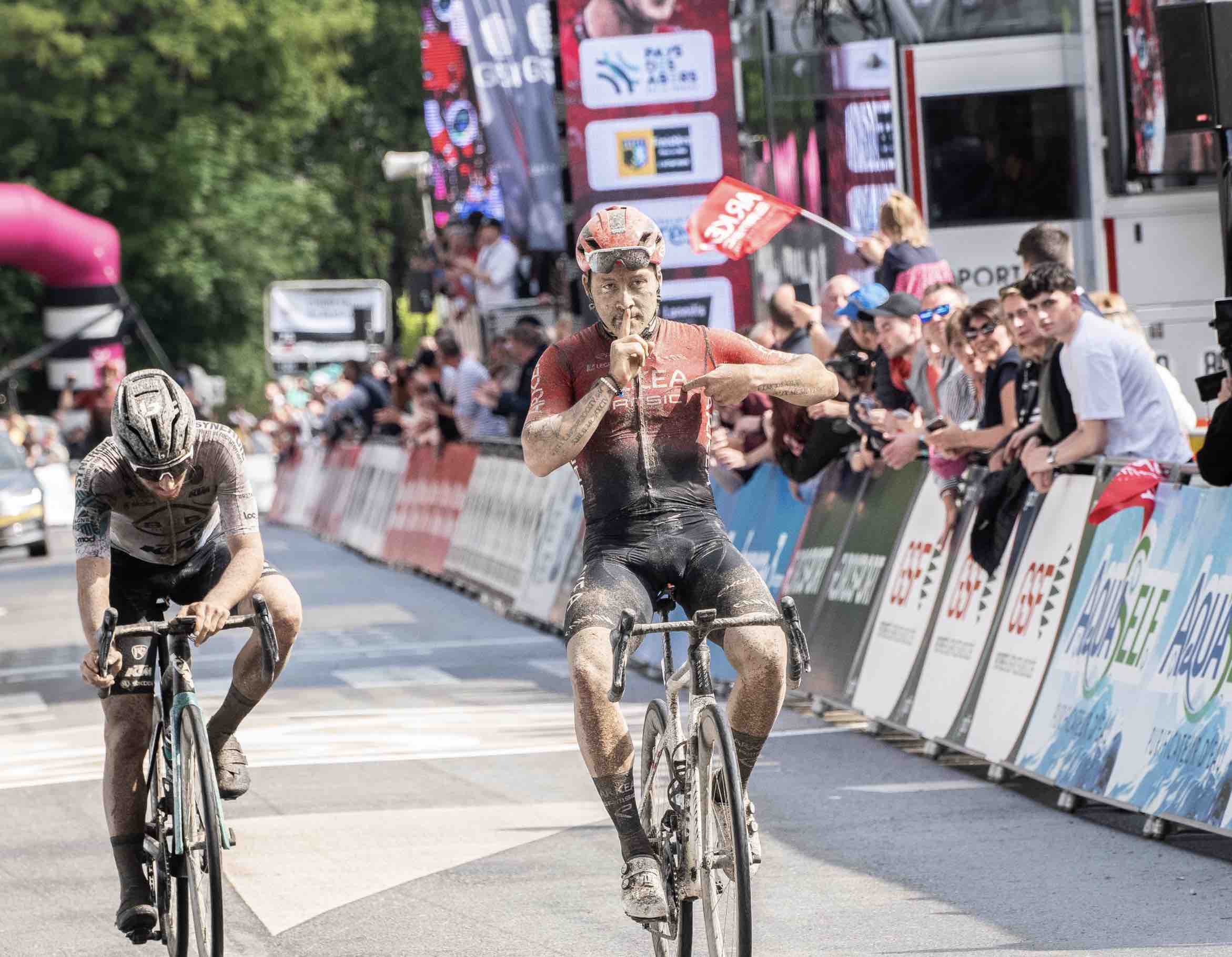 Hofstetter ultrapassa chuva e lama e quebra jejum de dois anos na Tro-Bro Léon!