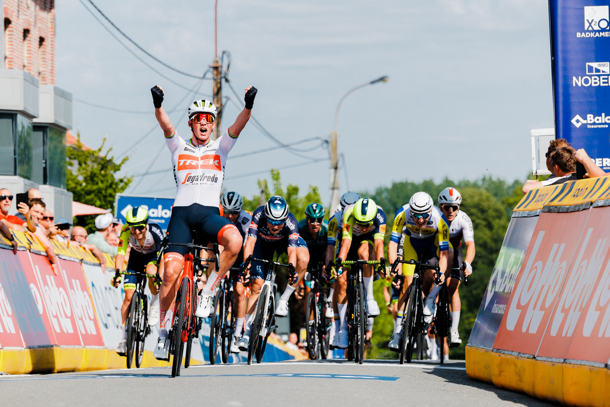 Mads Pedersen imperial na espetacular jornada de abertura da Volta à Bélgica!
