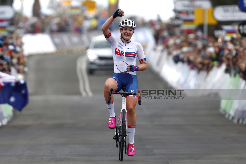 A aniversariante Zoe Backstedt faz a dobradinha nos Campeonatos do Mundo de juniores!