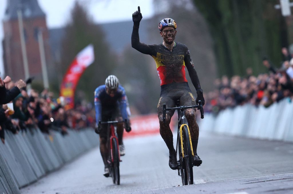 Wout Van Aert bate ao sprint Van der Poel e Pidcock! Imperial Shirin Van Anrooij em Loenhout!