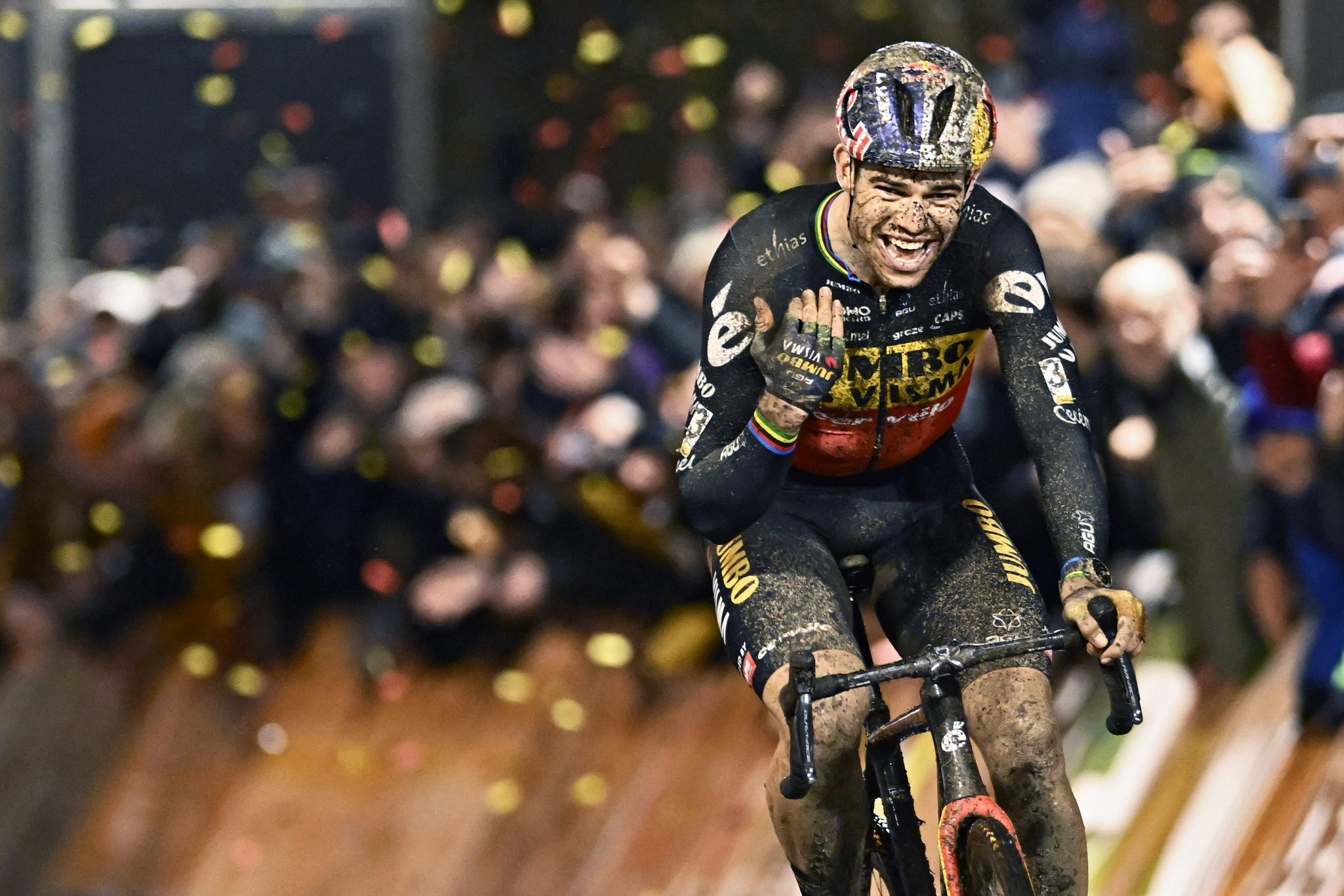 King Kong emerge e vence no circuito predileto de Van der Poel! Puck Pieterse respira com uma vitória ao fim de 3 dias!