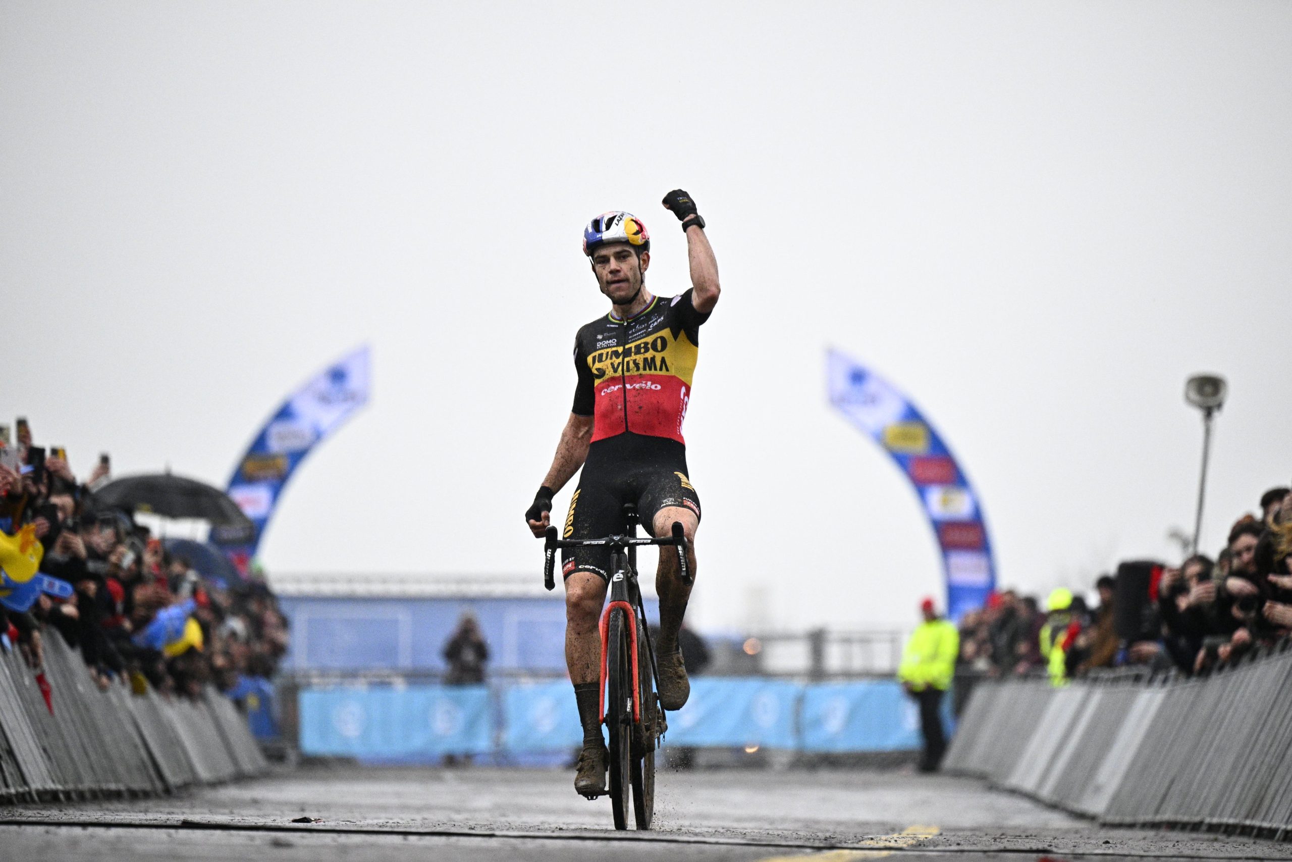 Wout Van Aert estreia-se a vencer em 2023! Shirin Van Anrooij bate Van Empel em Koksijde!