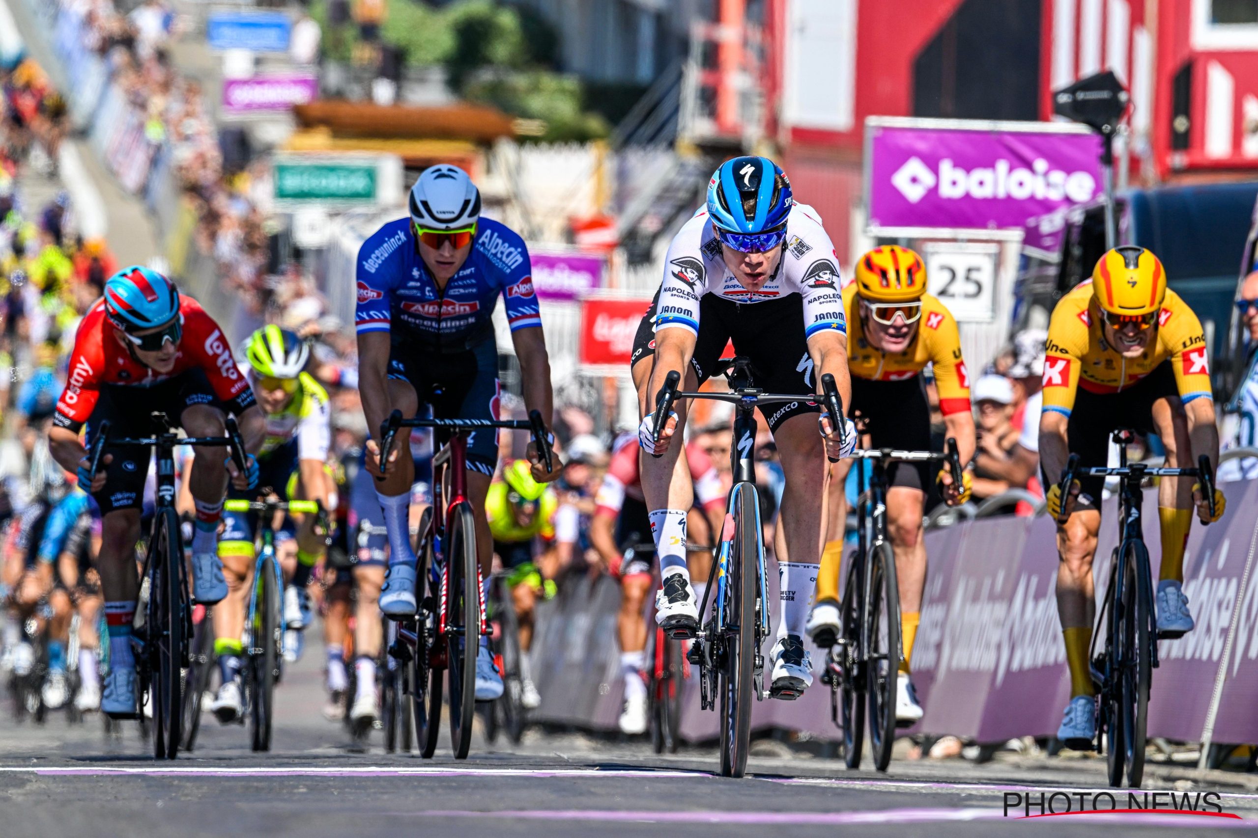 Jakobsen triunfante no dia 2 de Belgium Tour! Philipsen cai e perde liderança!