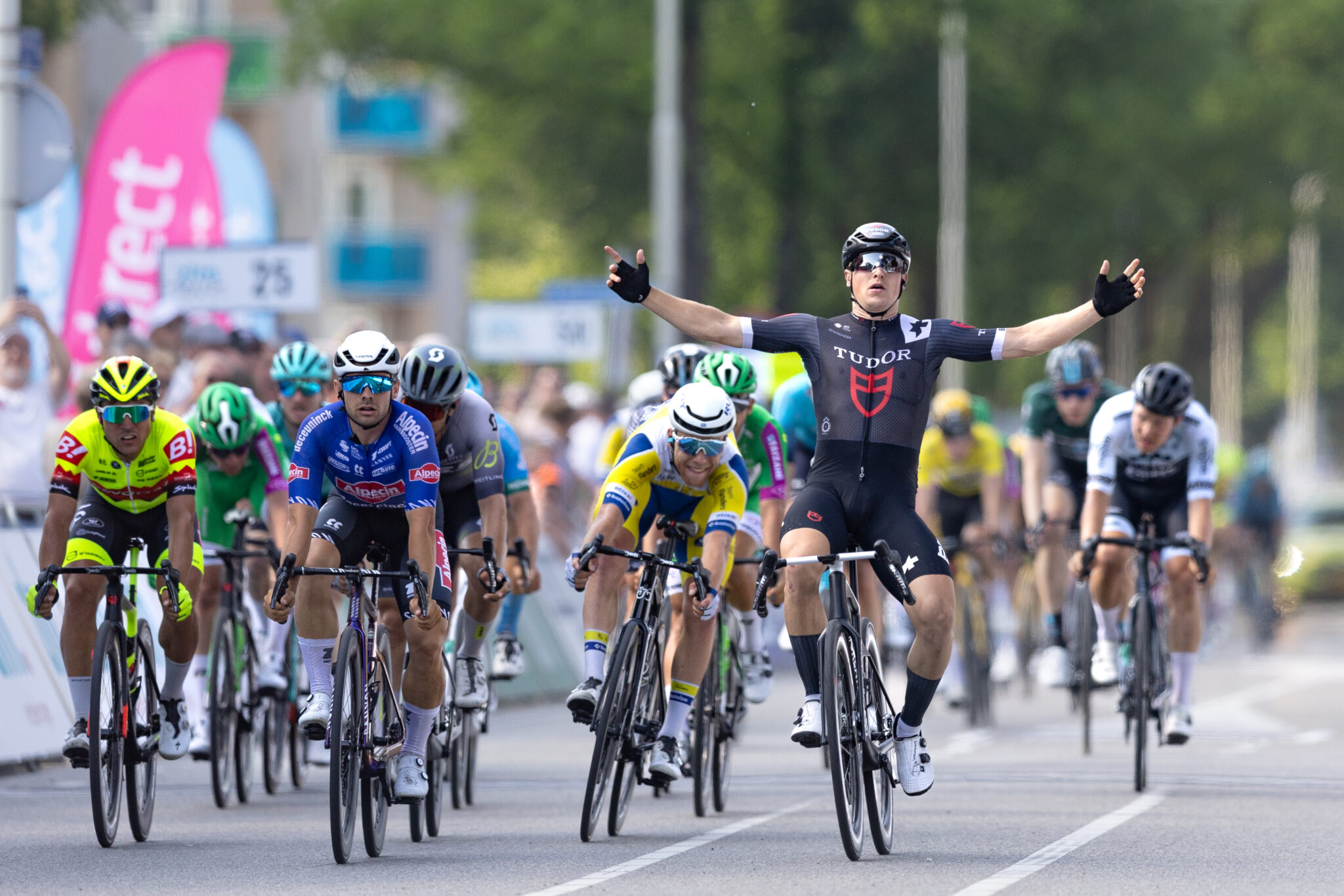 Arvid de Kleijn triunfa na etapa 3 do ZLM Tour! Olav Kooij segue líder!