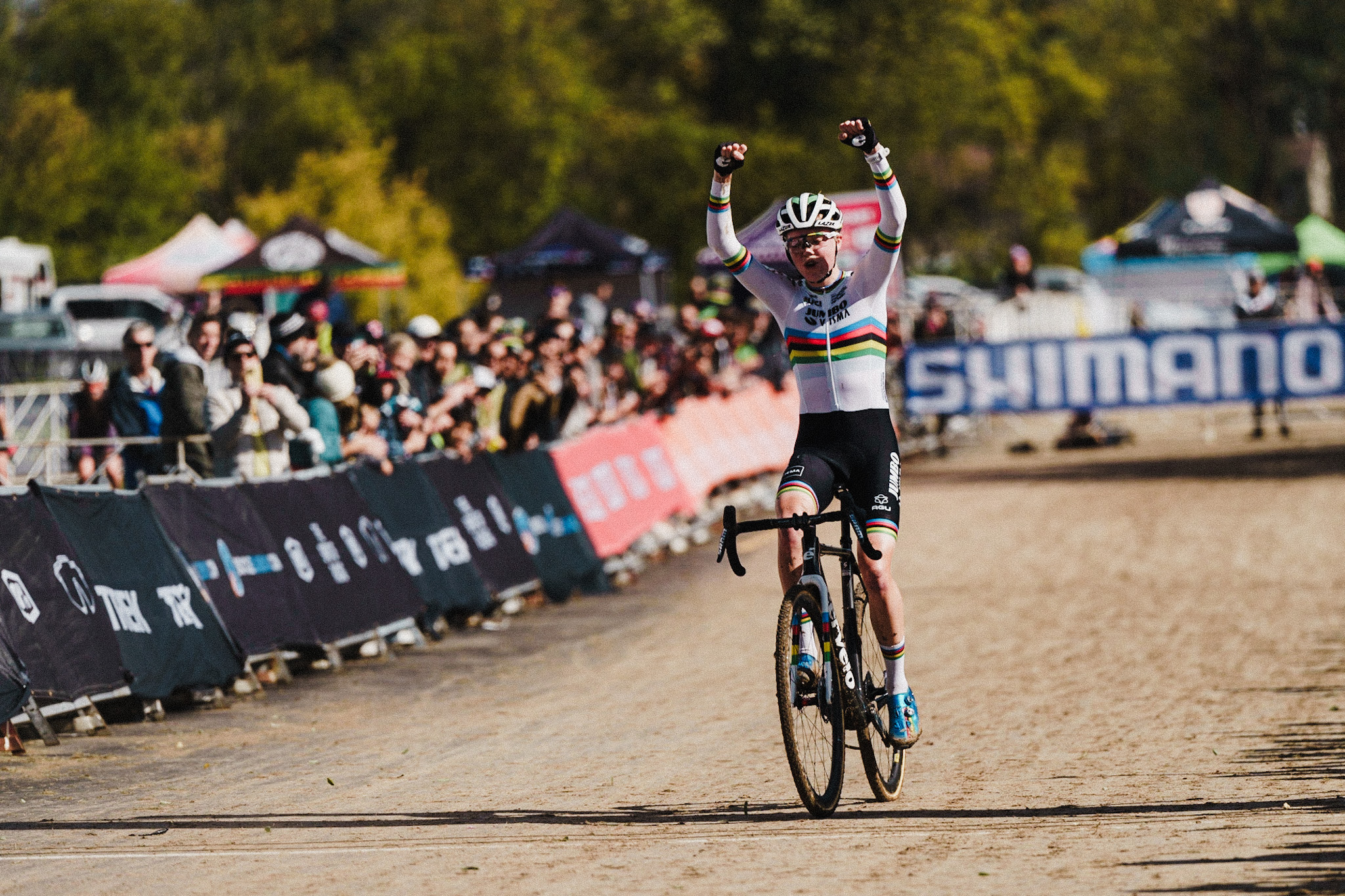 Fem Van Empel e Thibau Nys entram a vencer na Taça do Mundo de Ciclocrosse em Waterloo!
