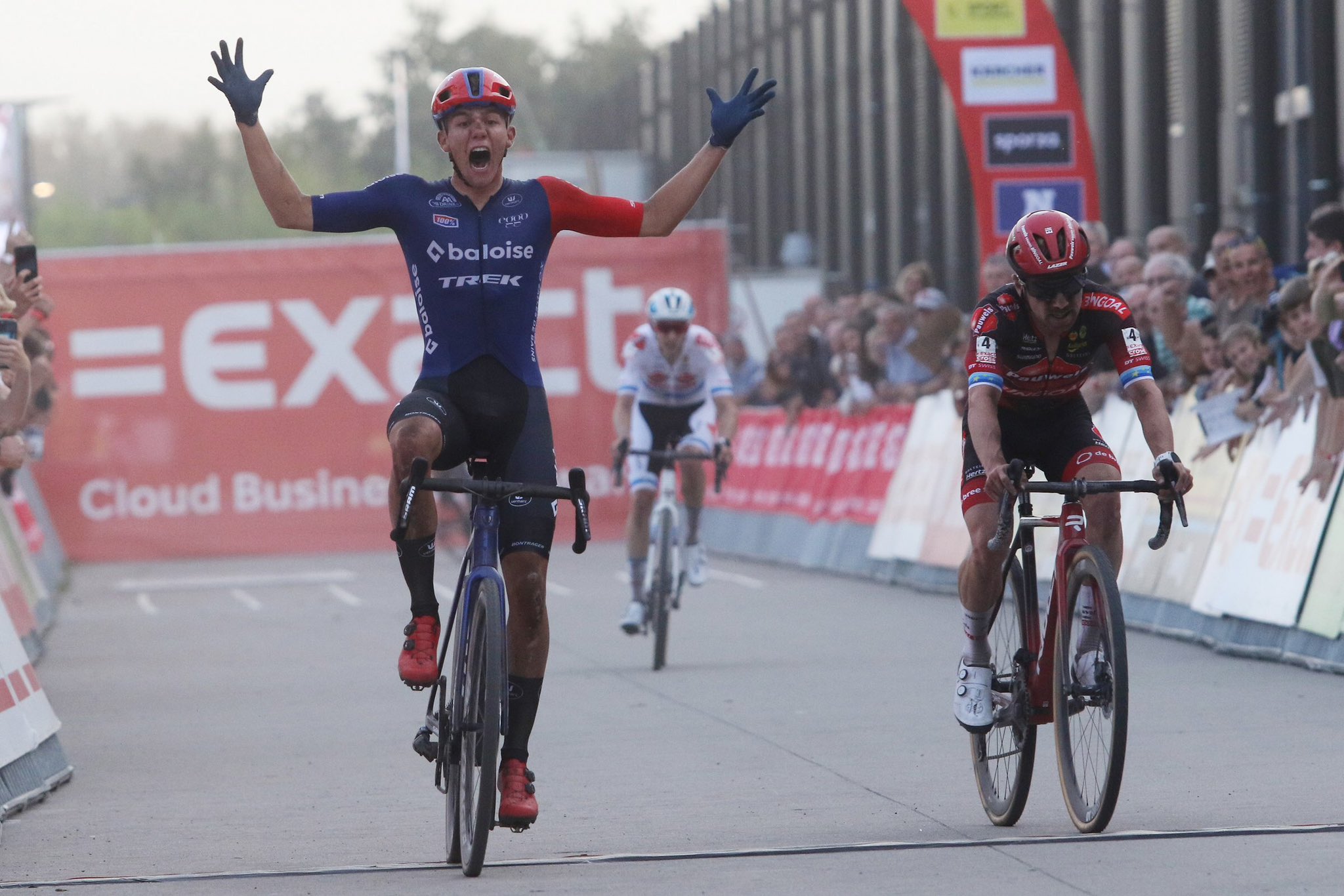 Thibau Nys e Fem Van Empel começam temporada de CX com grandes vitórias no Exact Cross de Beringen!