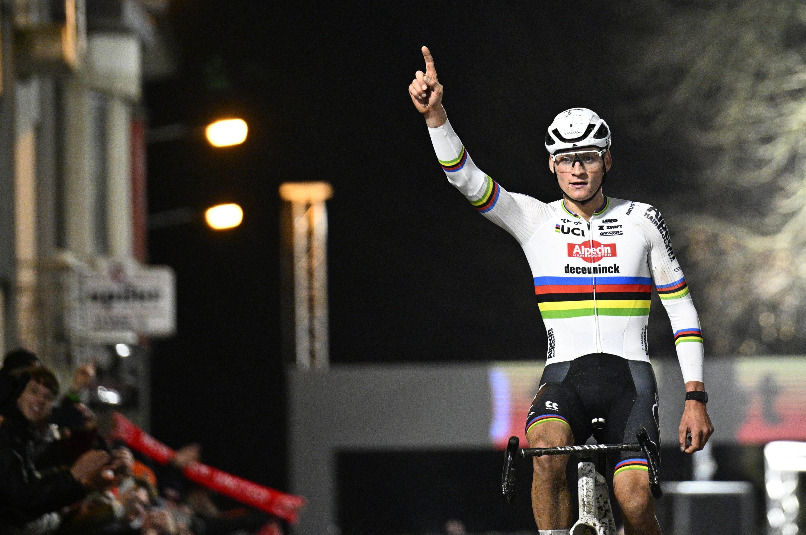 Mathieu van der Poel vence noturna da Telenet SuperPrestige em Diegem! Puck Pieterse embala e vence pela segunda corrida consecutiva!