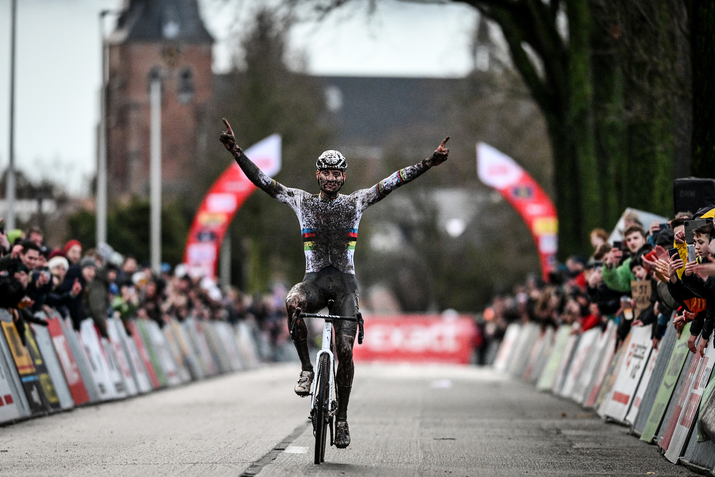 Mathieu Van der Poel domina Exact Cross em Loenhout! Sanne Cant estreia-se a vencer em 2023/24!