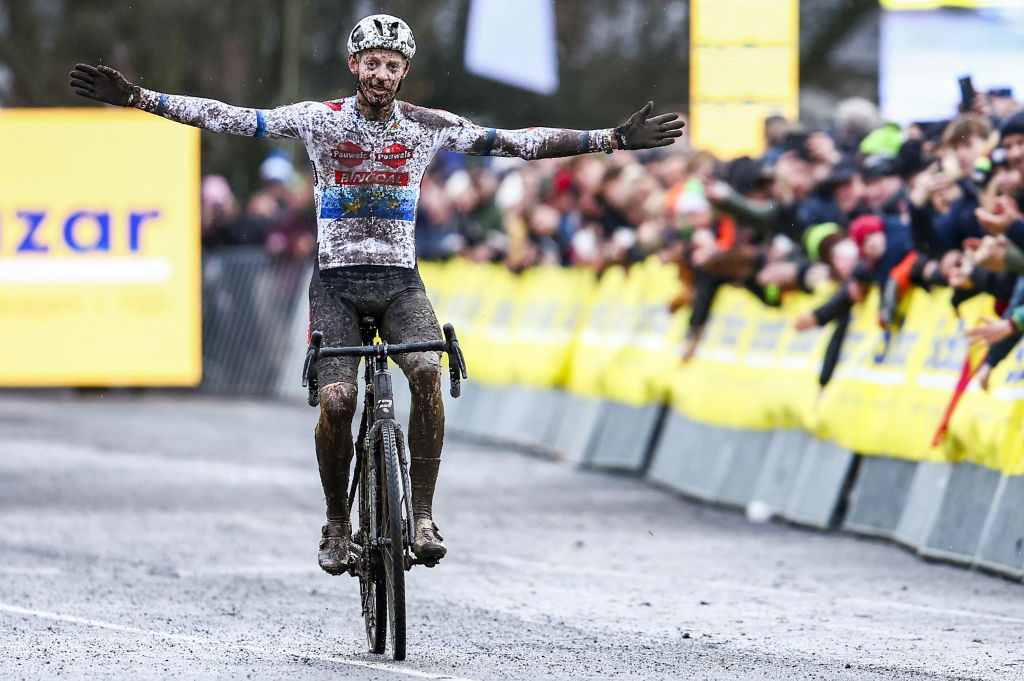 Michael Vanthourenhout conquista Hexia Cross de Gullegem!