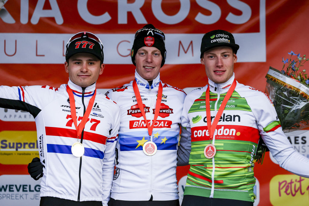 O pódio do Hexia Cross de Gullegem com Cameron Mason, Michael Vanthourenhout e Joran Wyseure (Foto: Getty Images)