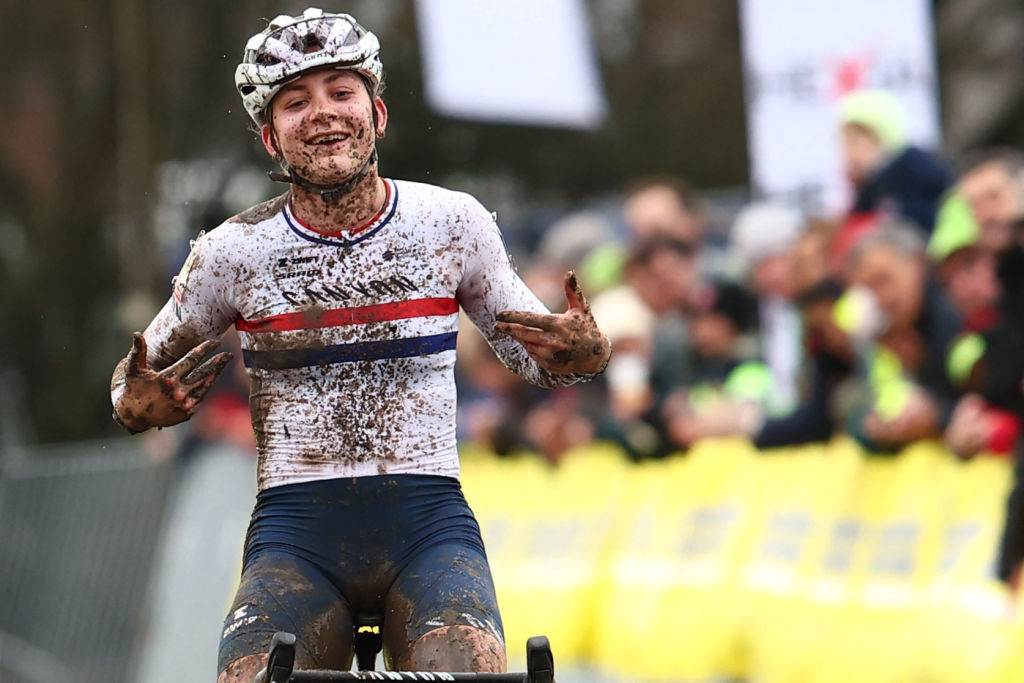 Zoe Backstedt regressa às vitórias no Hexia Cross de Gullegem!