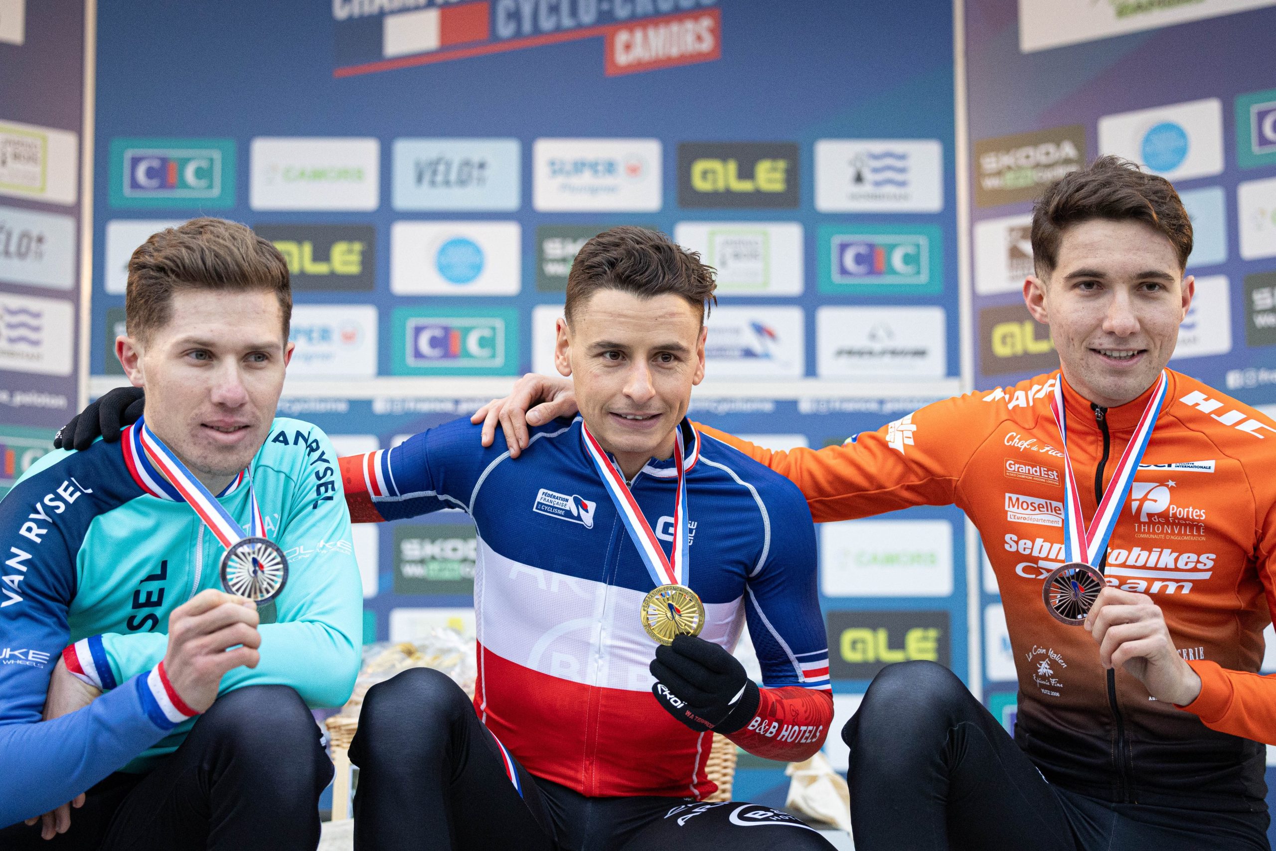 Pódio do Ciclocrosse dos Elites Masculinos franceses com Joshua Dubau, Clément Venturini e Théo Thomas (Foto: FFCyclisme)