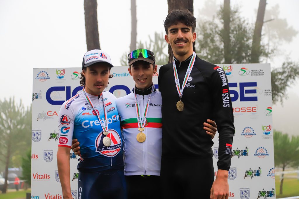 O pódio Sub-23 Masculino do Nacional de Ciclocrosse com Alexandre Montez, Rafael Sousa e João Silva