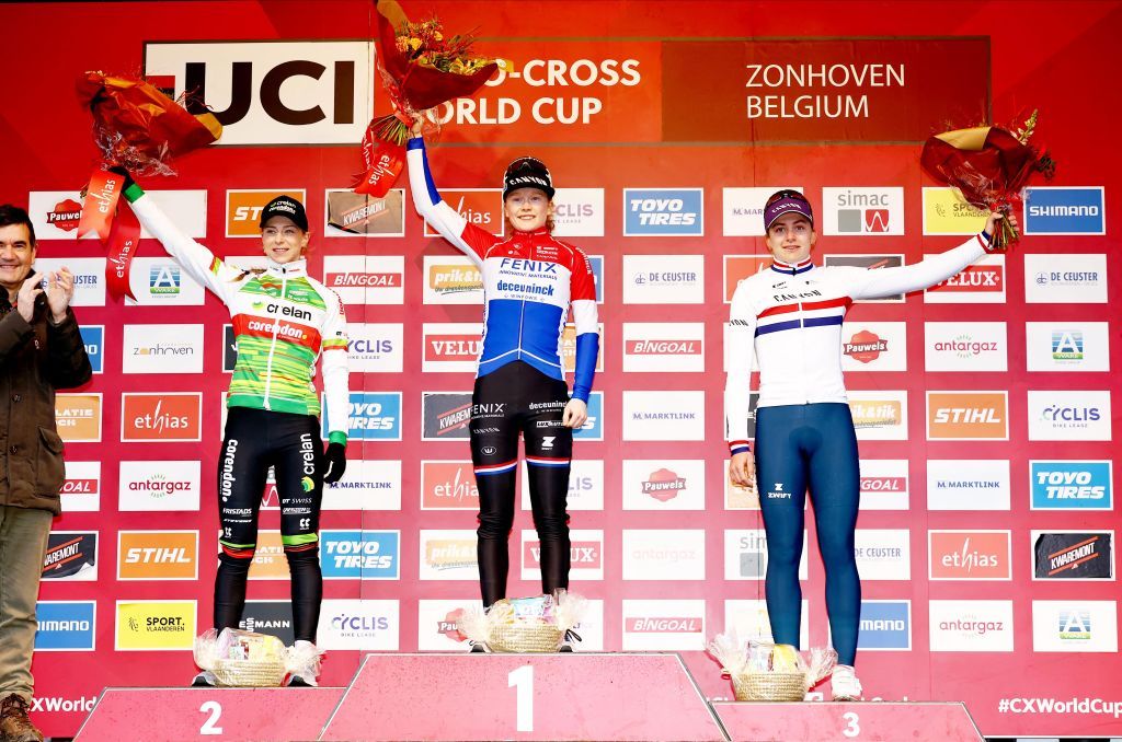 Pódio Final da Taça do Mundo de Ciclocrosse de Zonhoven com Inge Van der Heijden, Puck Pieterse e Zoe Backstedt