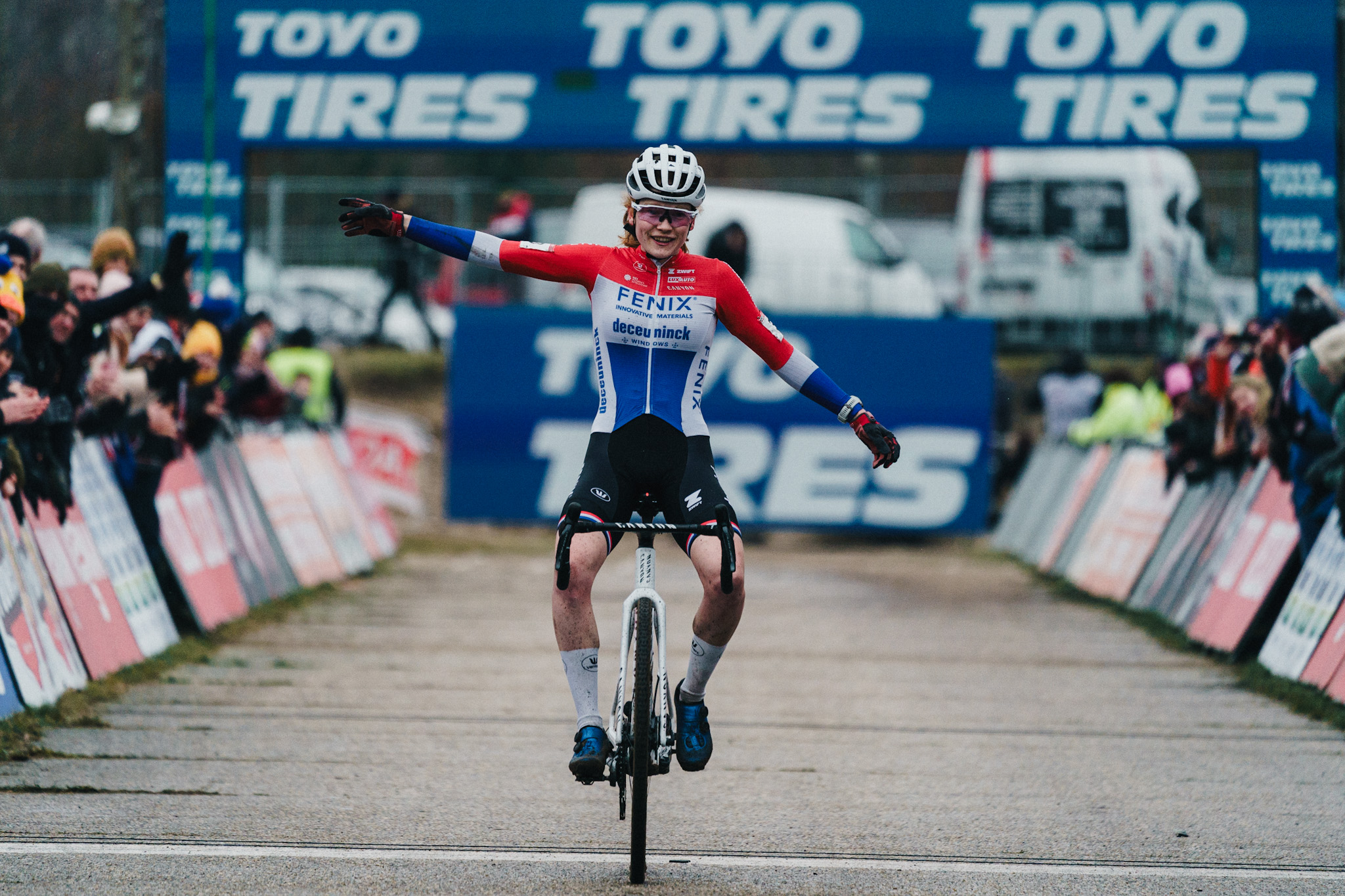 Puck Pieterse faz o Hat-Trick em acidentada 12ª ronda da Taça do Mundo de Ciclocrosse em Zonhoven!