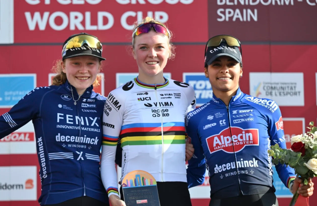 O pódio da Taça do Mundo de Ciclocrosse de Benidorm com Puck Pieterse, Fem van Empel e Ceylin Alvarado (Foto: Cor Cos)