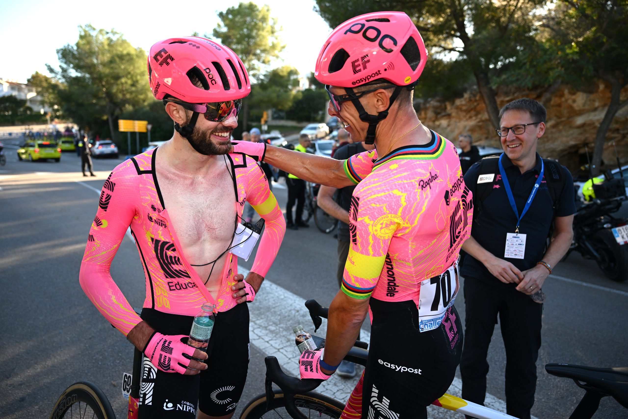 Rui Costa felicitando o vencedor do Trofeo Calvia, e seu colega de equipa, Simon Carr! (Foto: Getty Images)