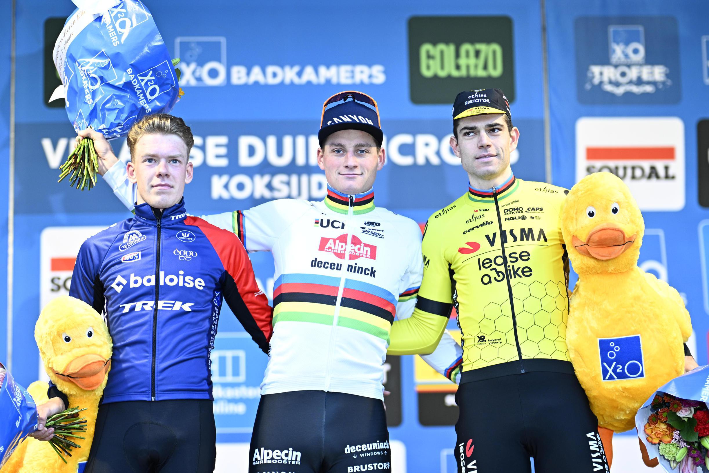 Pódio Final do X2O Badkamers Trofee de Koksijde com Pim Ronhaar, Mathieu van der Poel e Wout van Aer