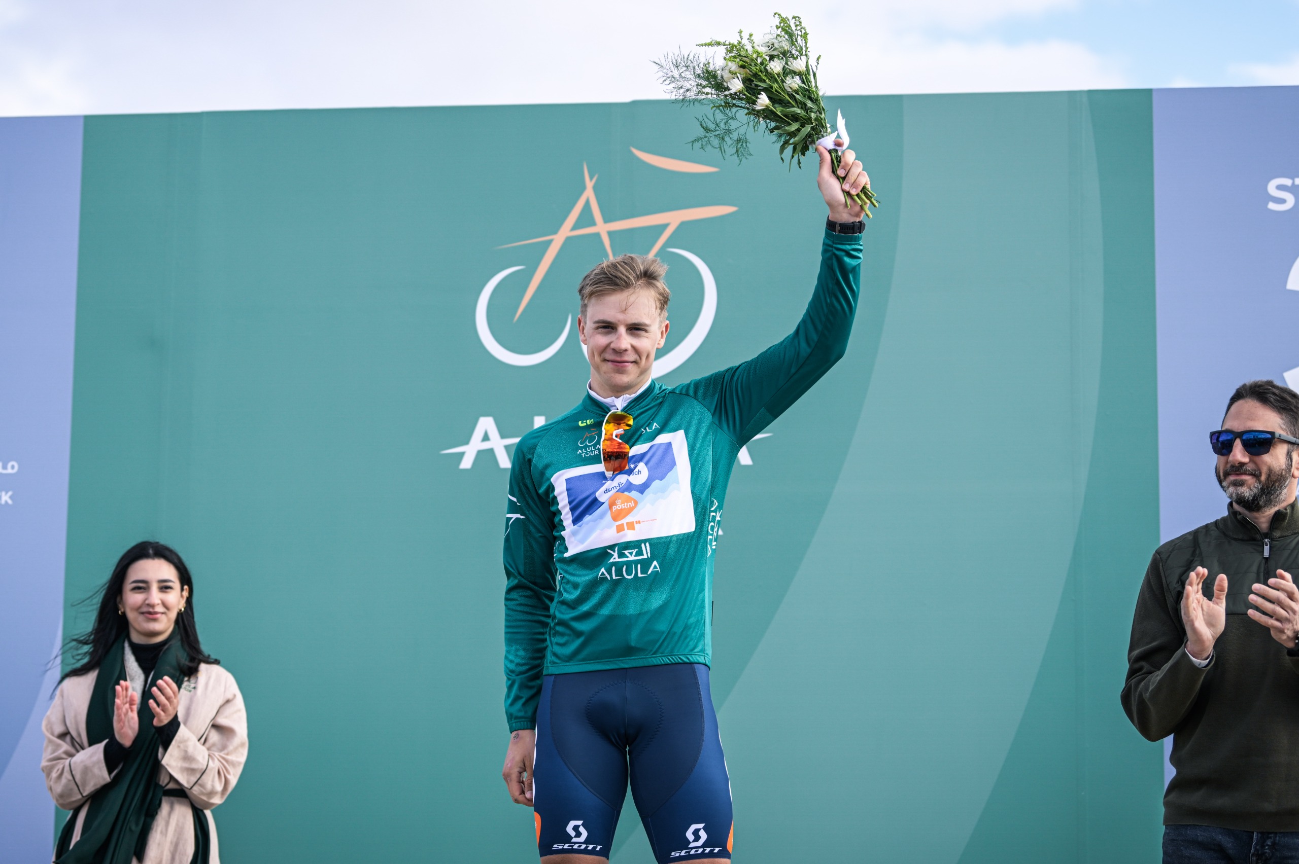 Casper Van Uden volta à liderança do AlUla Tour após dia azarado de Søren Wærenskjold!