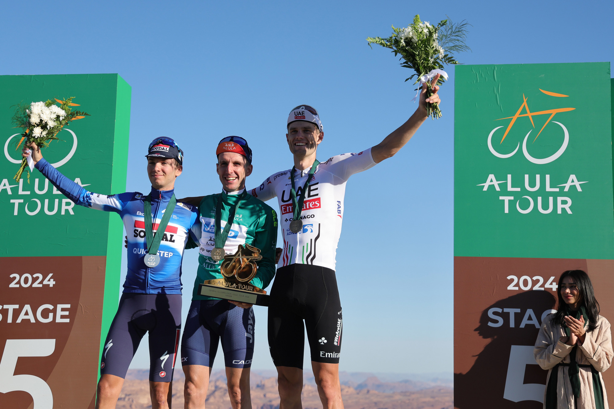 Pódio Final do AlUla Tour com William Lecerf, Simon Yates e Finn Fisher-Black (Foto: Sprint Cycling Agency)