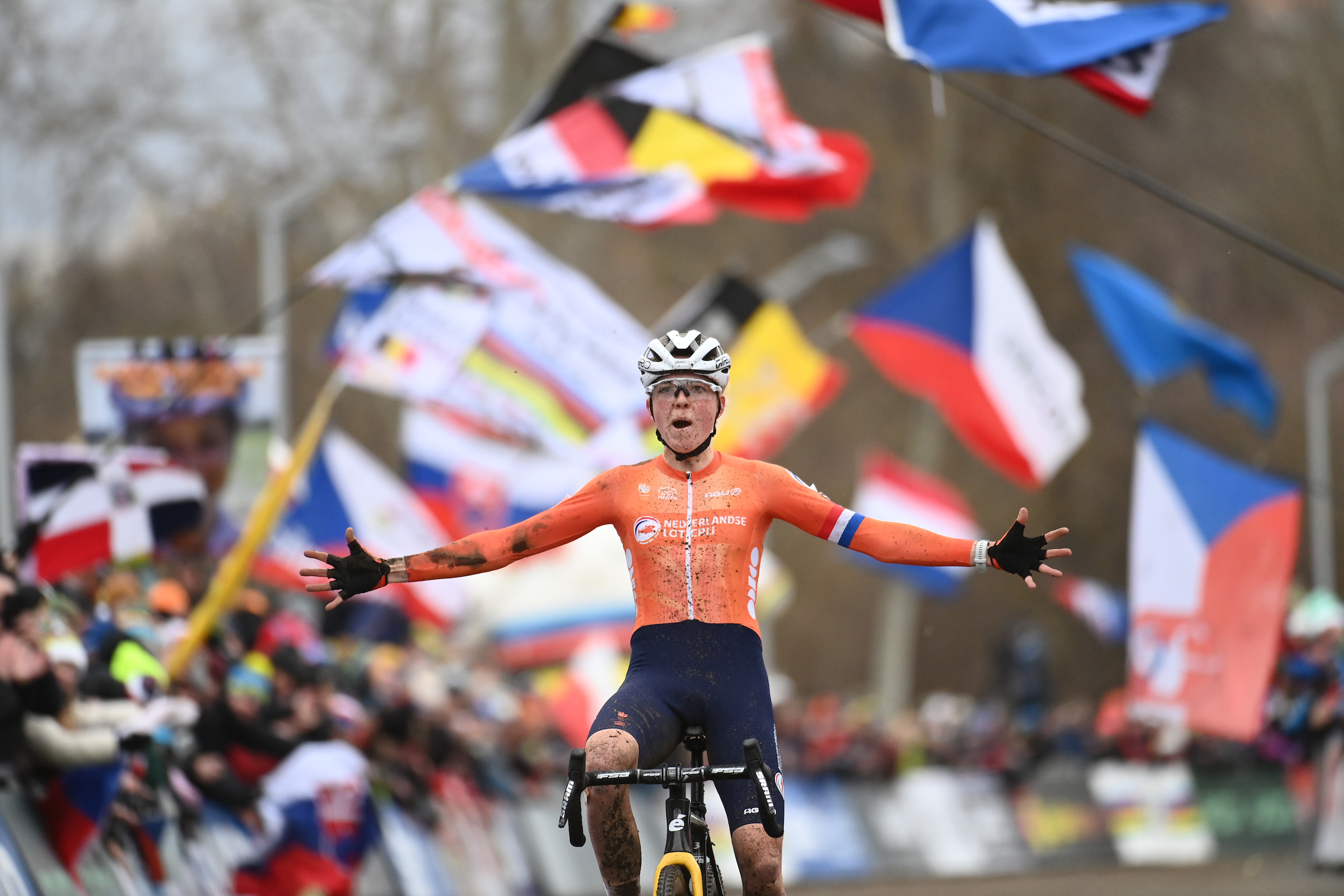 FemTastic! Fem van Empel é Bicampeã do Mundo de Ciclocrosse!