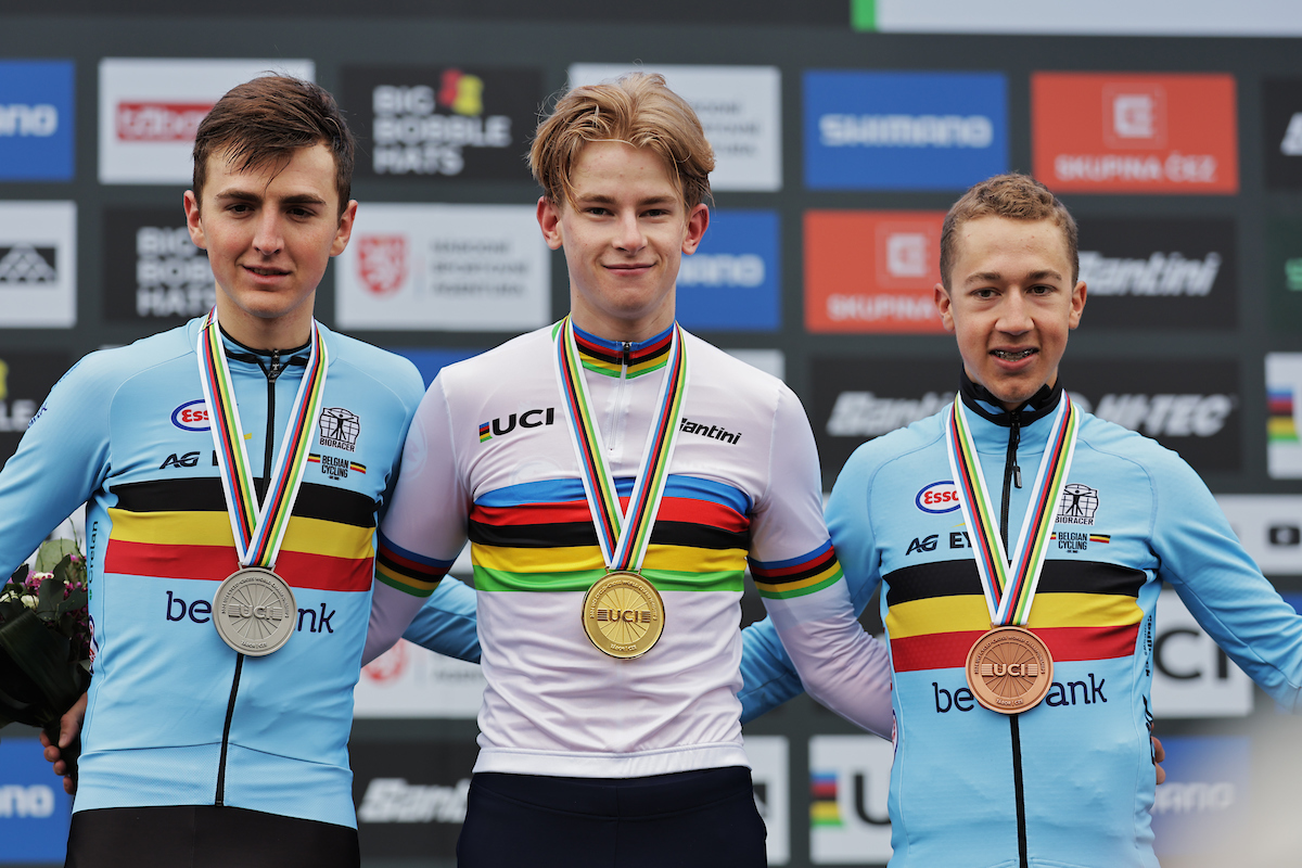O Pódio Final do Campeonato do Mundo de Ciclocrosse Sub-23 masculino com Emiel Verstrynge, Tibor del Grosso e Jente Michels