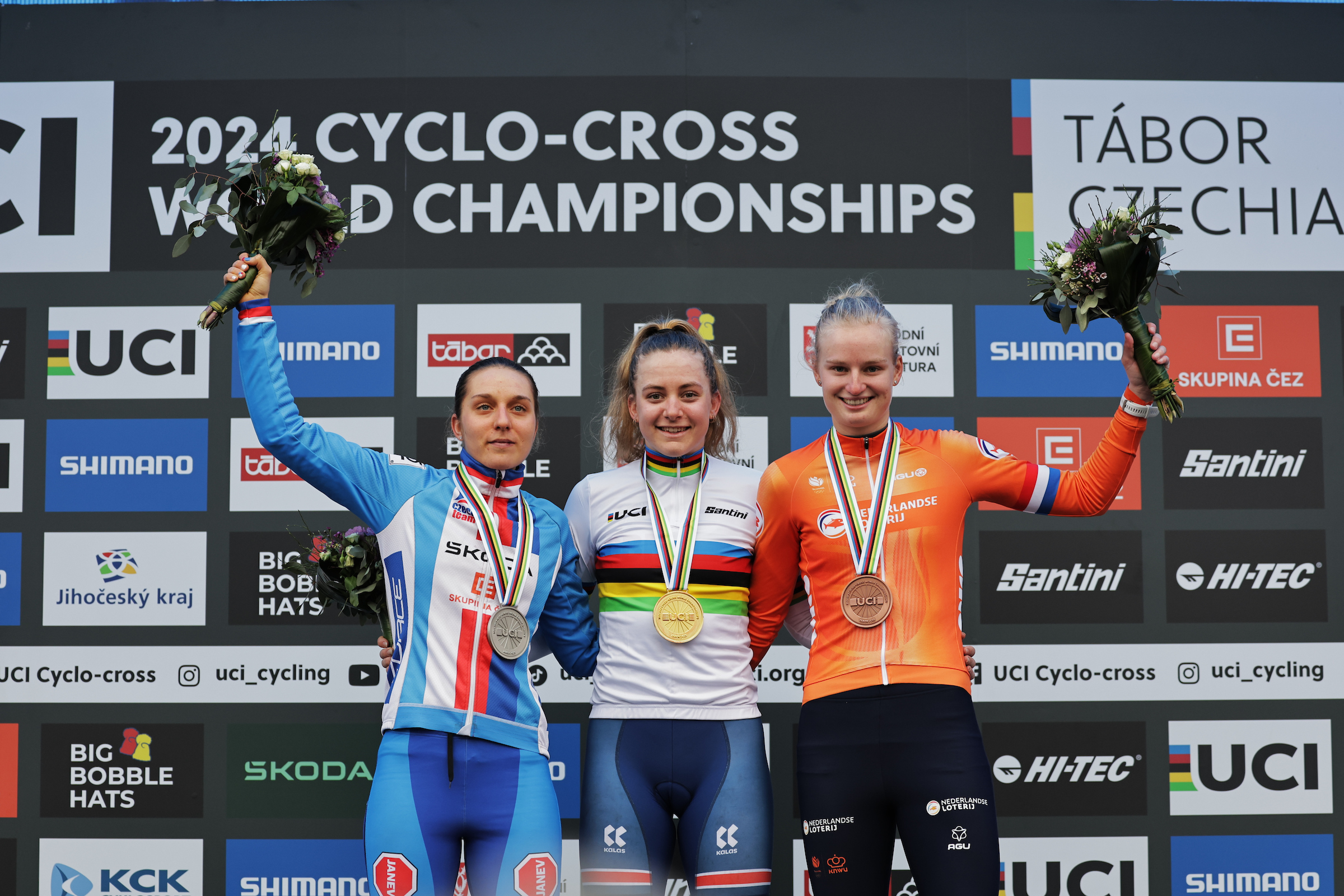 O pódio final dos Campeonatos do Mundo de Ciclocrosse das Sub-23 Femininas com Kristyna Zemanová, Zoe Backstedt e Leonie Bentveld