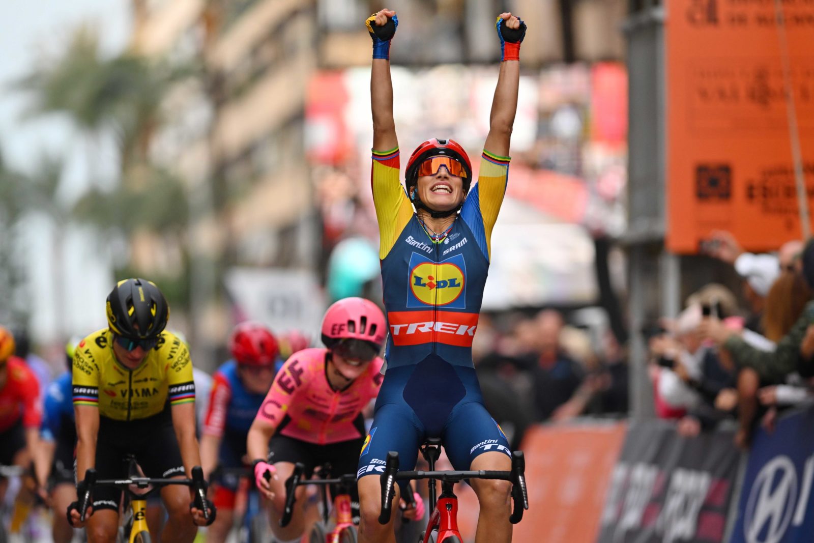 Elisa Balsamo bate Marianne Vos e é a primeira líder da Setmana Ciclista Valenciana!