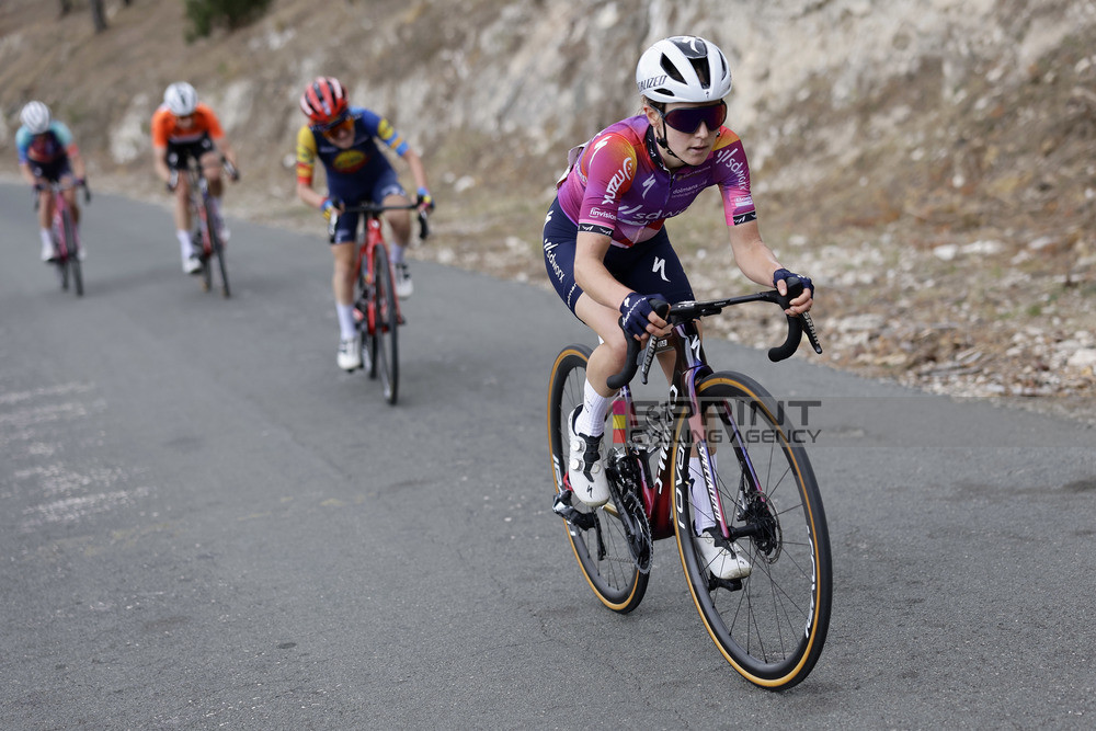Ataque de Niamh Fisher-Black na etapa 3 da Setmana Ciclista Valenciana (Foto: Rafa Gomez/SprintCyclingAgency©2024)