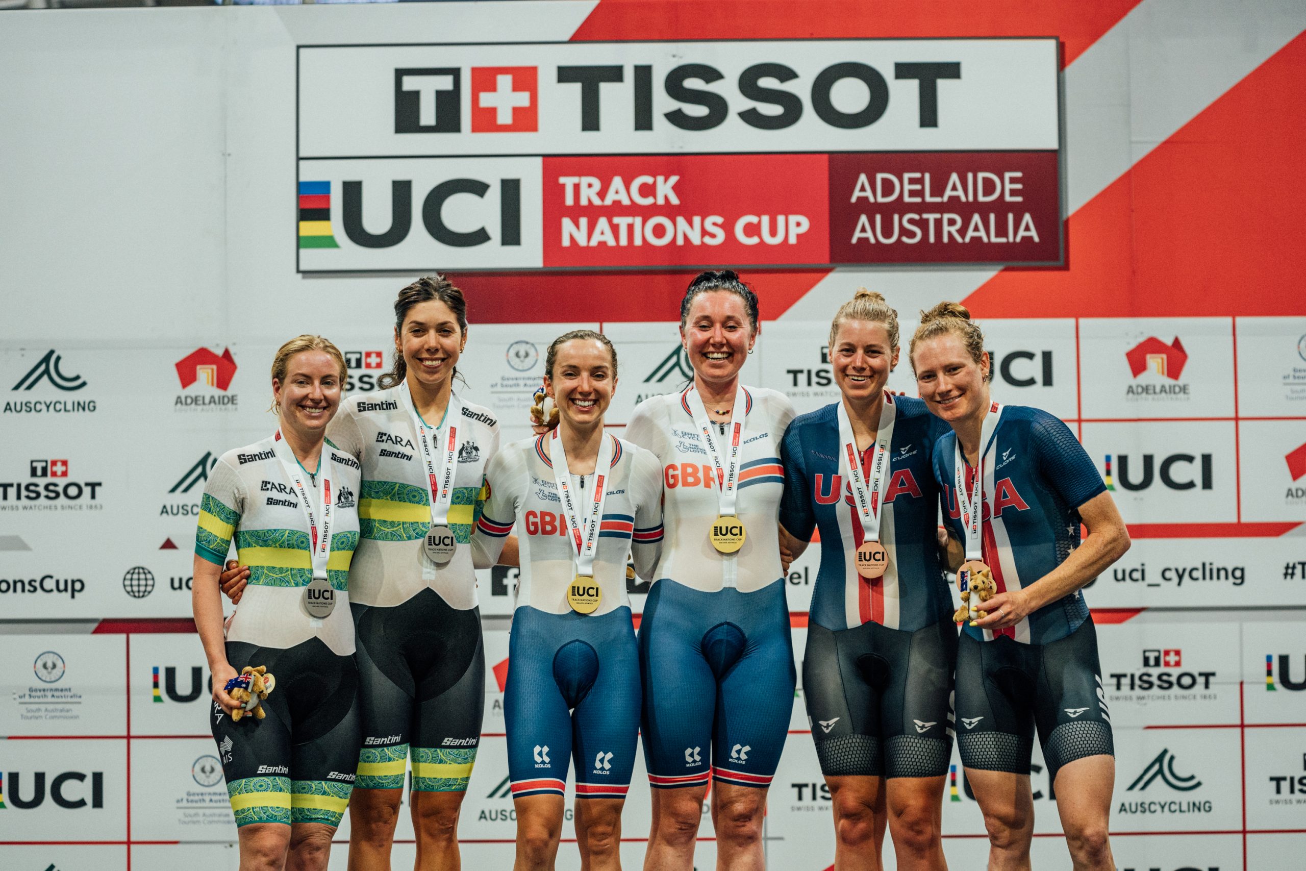 O pódio do Madison Feminino da Track Nations Cup de Adelaide com Alexandra Manly e Georgia Baker, Elinor Barker e Katie Archibald, Jennifer Valente e Lily Williams.