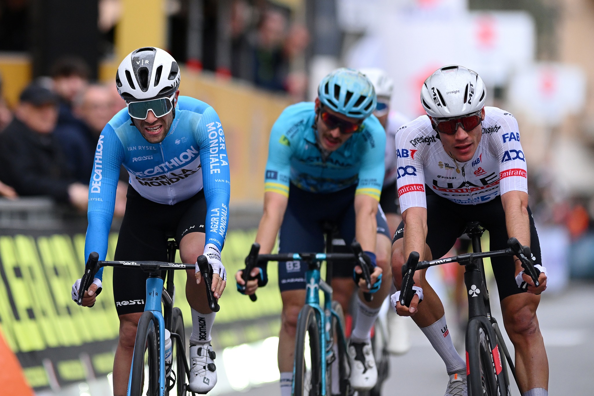 Andrea Vendrame foi mais forte que Juan Ayuso para ser 2º no Trofeo Laigueglia (Foto: Getty Images)