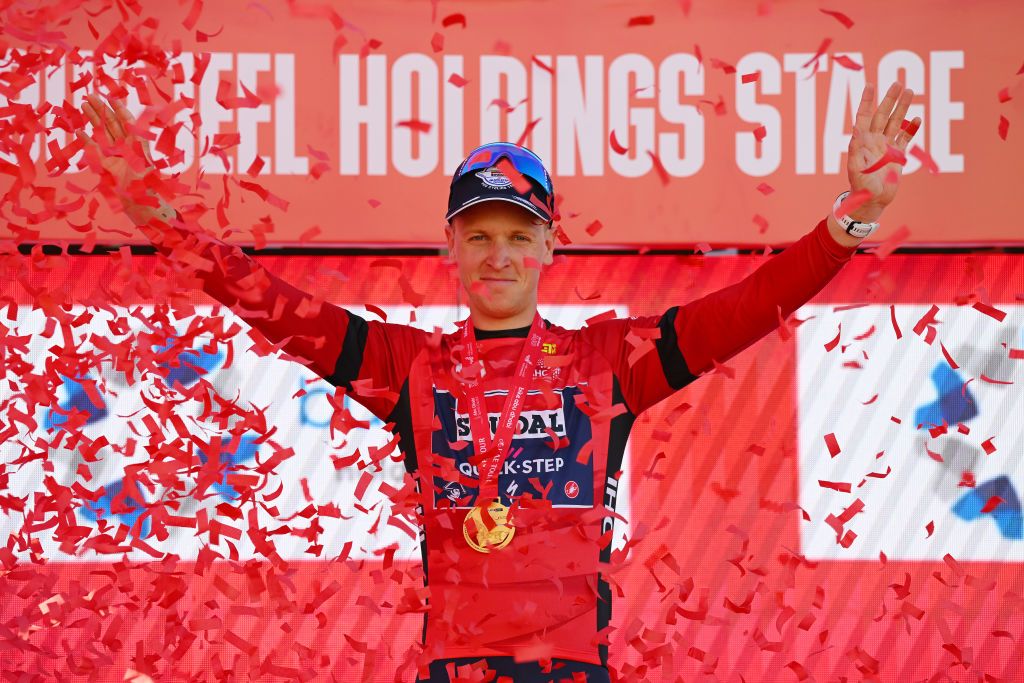 Tim Merlier é o primeiro camisola vermelha do UAE Tour (Foto: Tim de Waele/Getty Images)