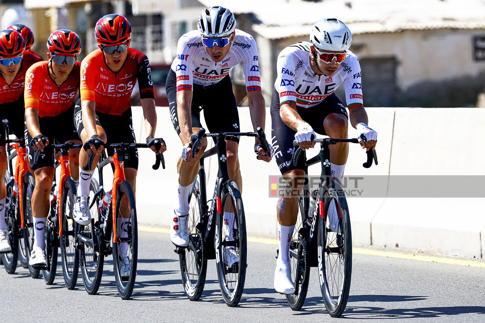 Ivo Oliveira a comandar o pelotão na etapa 3 do UAE Tour (Foto: Luca Bettini/SprintCyclingAgency©2024)