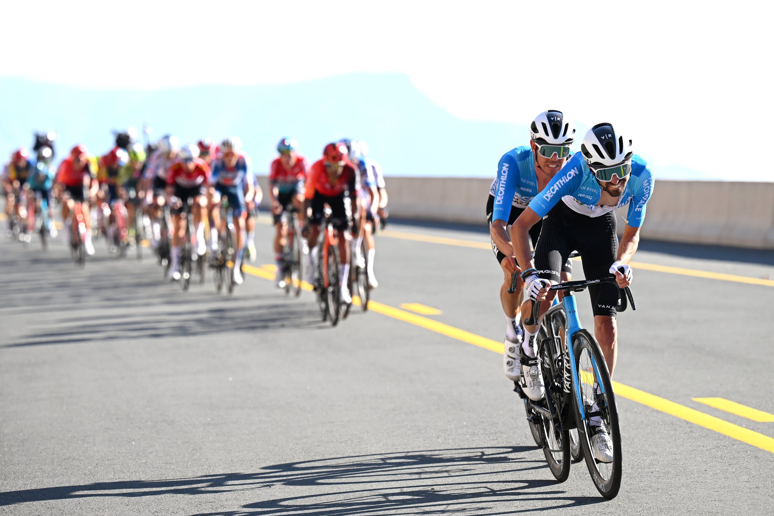 Ataque de Valentin Paret-Peintre e Ben O'Connor na etapa 3 do UAE Tour (Foto: Getty Images)