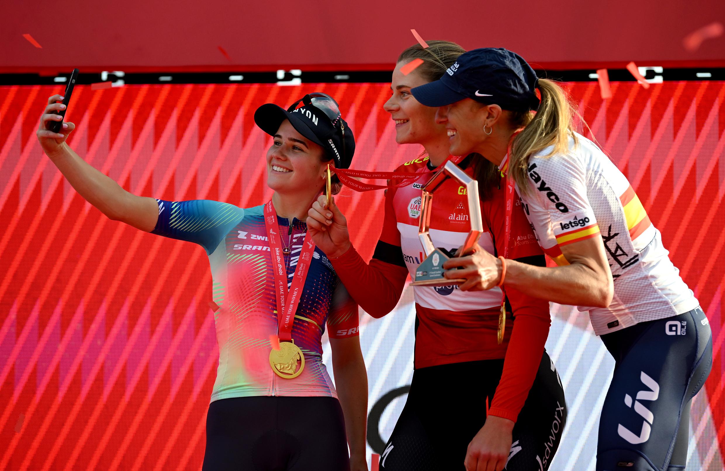 Pódio do UAE Tour com Neve Bradbury, Lotte Kopecky e Mavi Garcia (Foto: Getty Images)