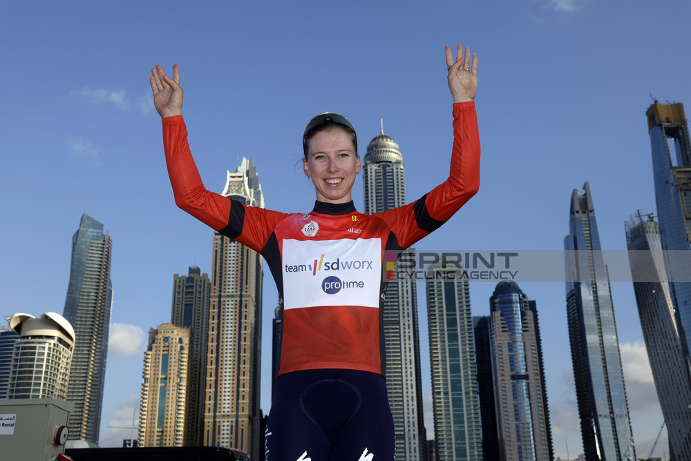 Lorena Wiebes é a primeira Camisola Vermelha do UAE Tour (Foto: Luca Bettini / SprintCyclingAgency©2024)