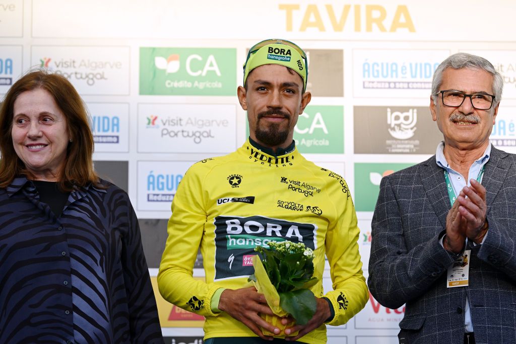 Daniel Martinez segue o camisola amarela da Volta ao Algarve (Foto: Dario Belingheri/Getty Images)