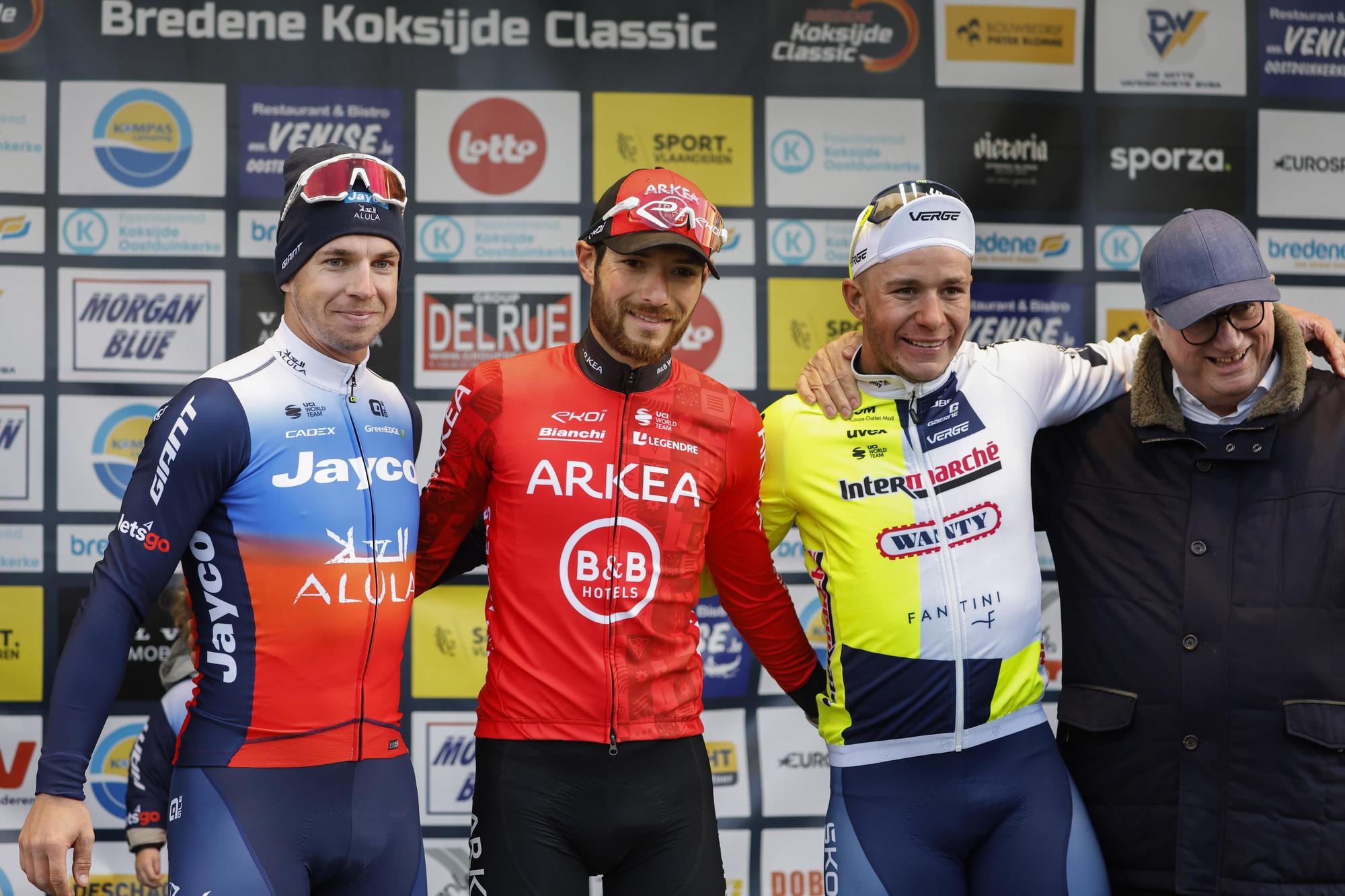 Pódio da Bredene Koksijde Classic com Dylan Groenewegen, Luca Mozzato e Gerben Thijssen