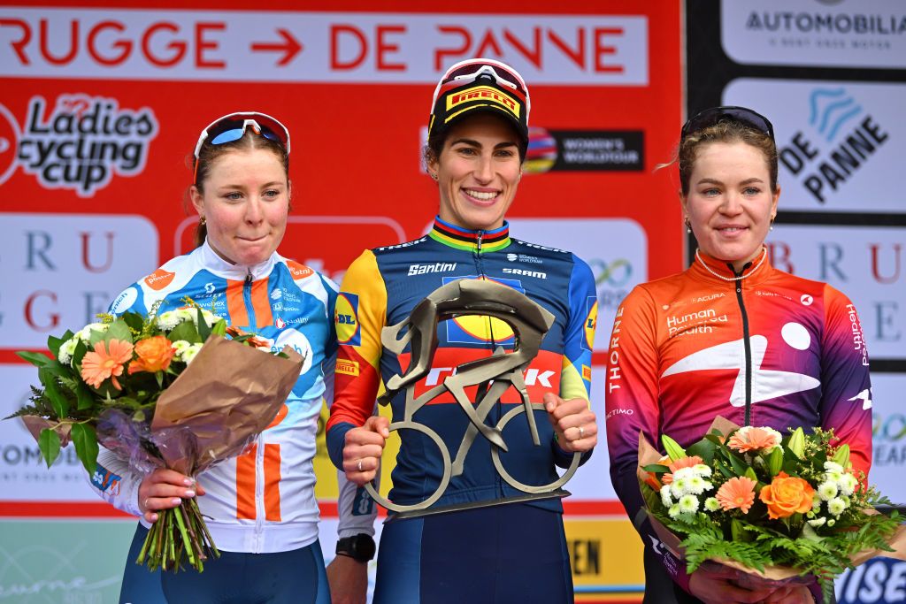 Pódio da Classic Brugge-De Panne com Charlotte Kool, Elisa Balsamo e Daria Pikulik