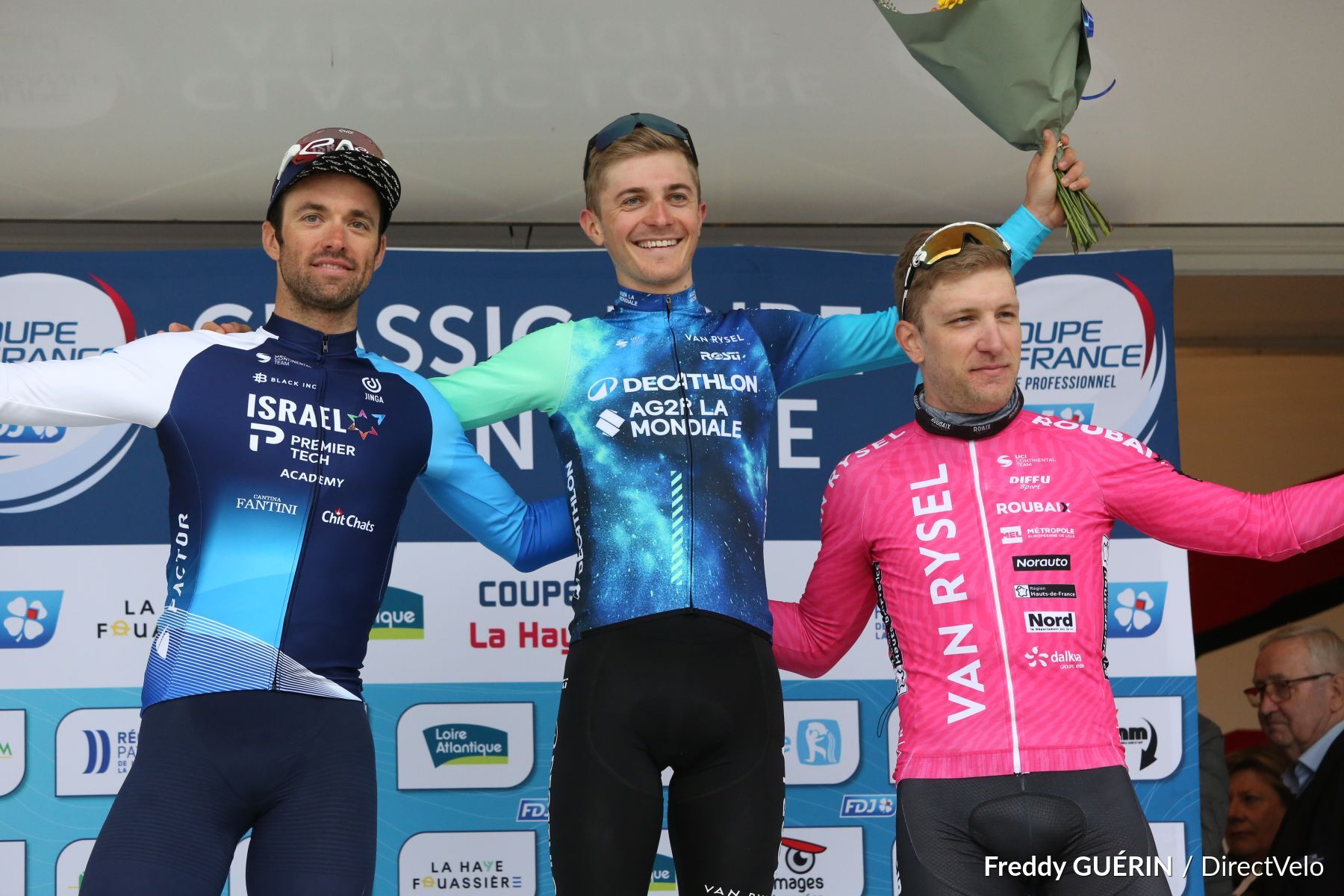 Pódio da Classic Loire Atlantique com Tom Van Asbroeck, Paul Lapeira e Emmanuel Morin