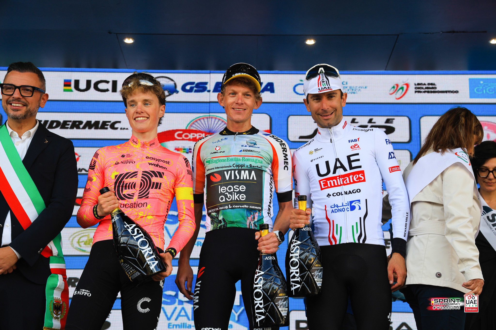 Pódio da Coppi e Bartali com Archie Ryan, Koen Bouwman e Diego Ulissi