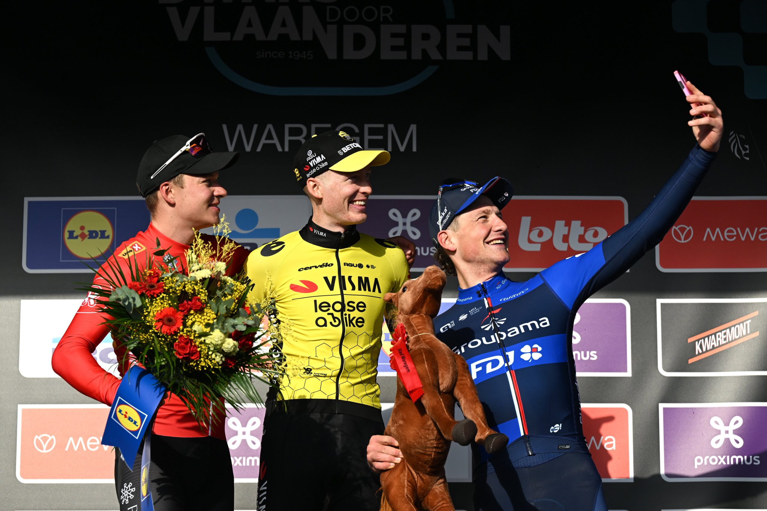 Pódio da Dwars door Vlaanderen com Jonas Abrahamsem, Matteo Jorgenson e Stefan Kung (Foto: Getty Images)