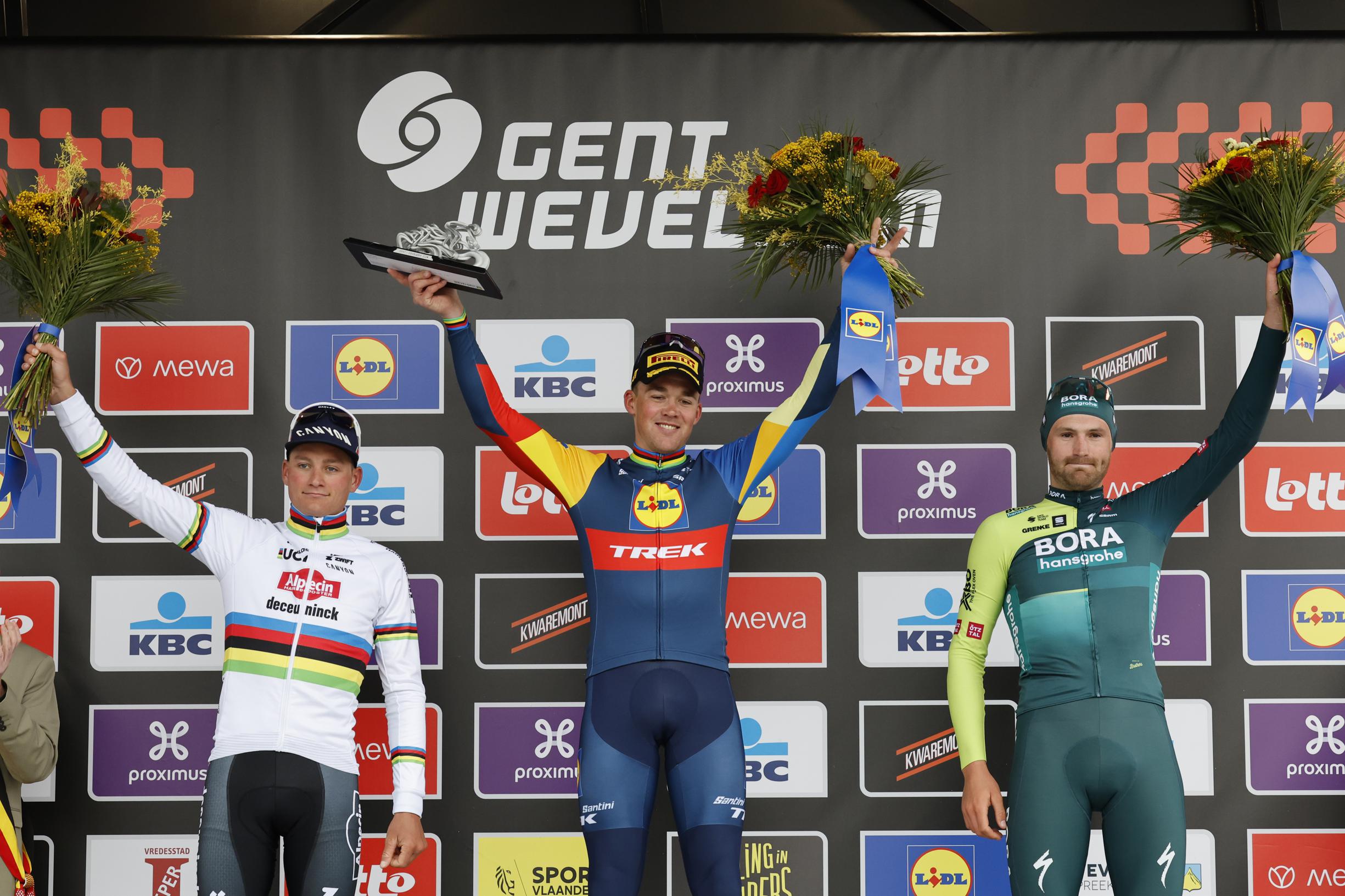 Pódio da Gent - Wevelgem com Mathieu Van der Poel, Mads Pedersen e Jordi (Foto: AP)