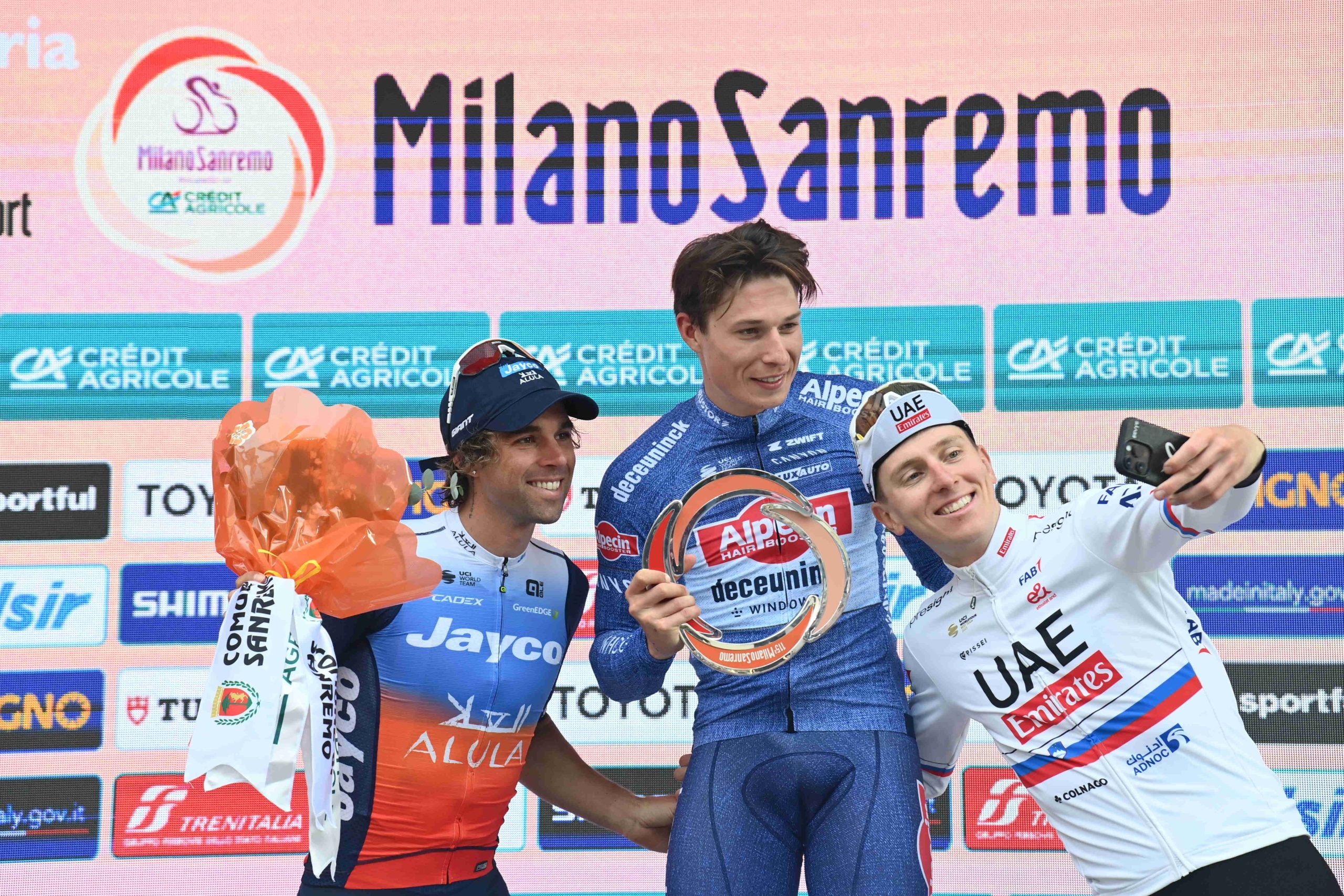 Pódio da Milano Sanremo com Michael Matthews, Jasper Philipsen e Tadej Pogacar (Foto: Milano Sanremo) 